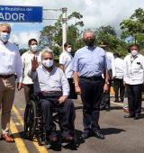 Los presidentes Iván Duque (Colombia) y Lenín Moreno (Ecuador) se reunieron para supervisar las obras de construcción en el puente sobre el río Mataje.   AFP