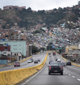 Hasta 500 dólares puede ganar un uniformado por una carrera de San Cristóbal hasta Caracas, 60 veces el sueldo que gana como militar. AFP