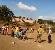 La fundación amigos del niño trabaja con alrededor de 150 niños de Scalabrini y José Bernal en este destapado terreno. Cortesía