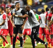 El juego casi termina en una pelea entre los jugadores de ambos equipos. AFP