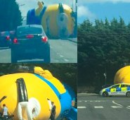 La figura inflable detuvo el tráfico vehicular. Twitter