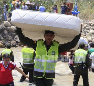 Son cerca de 1.100 los deportados desde Venezuela, que a través del río Táchira intentan recuperar sus corotos. Juan Pablo Cohen