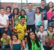 Lunes y miércoles de 3 a 6 p.m. decenas de niños y jóvenes de las comunas 7 y 8 reciben la formación artística en el Centro Piloto Camilo Daza, espacio cedido para este fin por el padre Francesco Bortignon. Cortesía