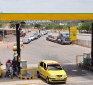 Largas filas se ven en las estaciones de gasolina. Archivo