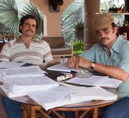 En esta imagen el actor personifica a Gustavo Gaviria (derecha). Internet