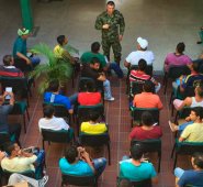 Unos 530 ciudadanos de los albergues requieren regularizar su situación militar. En instalaciones del Sena, los deportados recibieron indicaciones al respecto. Cortesía del Sena