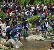 En el río La Plata se congregan cientos de familias a presenciar la pesca artesanal de trucha. El mutiscuano, Omar Cáceres Latorre, ganó otra vez el festival. Roberto Ospino