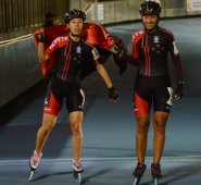 Las patinadoras Daniela Lindarte y María Camila Torres ondean la bandera rojinegra de Norte Santander al ganar la medalla de bronce en el relevo femenino de los 3.000 metros, junto a Mayerly Amaya. Colprensa