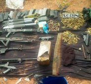 Junto a las tres osamentas encontradas enterradas en La Mulata, las autoridades hallaron un arsenal, que aparentemente pertenecía a la agrupación de 'Los Urabeños'.  Diario La Nación