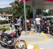 Así amanecieron este lunes las estaciones de servicio de Cúcuta y el departamento, cerradas por falta de combustible. Rodrigo Sandoval