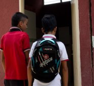 Los estudiantes del Colegio Carlos Ramírez París sede María Auxiliadora esperan la reubicación de su escuela. Los baños y salones están llenos de grietas. Alfredo Estévez