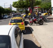 Para la Alcaldía, mientras el Ministerio de Minas no replantee la forma de dar los cupos a las gasolineras, las colas en estos negocios se mantendrán. Los usuarios aseguran que los surtidores son obsoletos. Alfredo Estévez