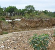 Cuando fue desviado el canal empezó a desmoronarse. En esta tramo se puede observar una tubería de alcantarillado a punto de colapsar. Rodrigo Sandoval