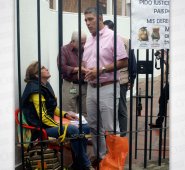 Desde las 7 de la mañana del martes la docente se amarró a las rejas de la Secretaría de Educación. Mario Caicedo