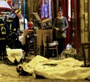 Una mujer observa las víctimas en el distrito 10 de París. AP