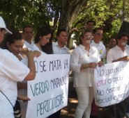 En el parque de los periodistas de Neiva, se cumplió el plantón en protesta por la muerte de la comunicadora Flor Alba Núñez. Los familiares de la periodista rechazaron el asesinato.
 Colprensa
