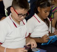 Los estudiantes se mostraron curiosos antes el aparato electrónico. Alfredo Estévez