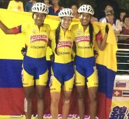 Daniela Lindarte (Centro), con sus compañeras de equipo. Cortesía