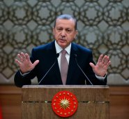 Recep Tayyip Erdogan volvió a defender la acción turca y criticó a Rusia por sus ataques en Siria antes de expresar su pesar. AFP