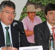 En la foto: el ministro de Hacienda, Mauricio Cárdenas y el presidente de Fedecafé, Roberto Vélez. Cortesia