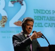 Juan Manuel Santos, junto al gerente de la Federación Nacional de Cafeteros, Roberto Vélez, cerraron el Octogésimo Segundo Congreso Nacional Cafetero. Colprensa