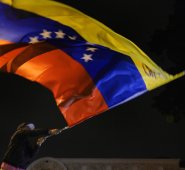 Con banderas salieron a las calles a celebrar el triunfo de la oposición. AFP