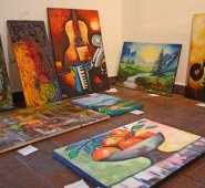 Estas son algunas de las obras que se exhiben en la Torre del Reloj. Hasta las 7 de la noche de hoy se pueden adquirir las piezas artísticas. Rodrigo Sandoval