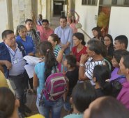 Las familias afectadas llegaron al Palacio Municipal para exponer su situación y buscar una solución en conjunto con la Alcaldía y la Inspección de Policía. Juan Pablo Bayona