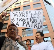 Cientos de manifestantes se agolparon en la calle para evitar la venta. Colprensa