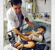 El cirujano José Ignacio Bravo en momentos en que le hacía un control ayer al niño en la sala de pediatría del hospital universitario Erasmo Meoz. Cortesía