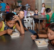Los estudiantes reciben desayuno y almuerzo en el comedor contiguo de domingo a domingo gracias a la gestión salesiana y de las hermanas de María Mazzarello. Edinsson Figueroa