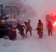 Bomberos ayudan a empujar un coche atascado después la tormenta de nieve. La tormenta afectó a Nueva York, Filadelfia, Washington y Baltimore. AFP