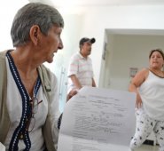 La veedora nacional de salud Fanny Piffano, muestra aquí la queja que se formuló ante el IDS por la desatención con Margarita Rosa Barrios (al fondo a la derecha), embarazada de gemelos. Rodrigo Sandoval