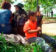 Aunque grupos alzados en armas como las Farc se han comprometido a retirar de sus filas a los menores de edad, muchos de ellos siguen en su poder. Archivo