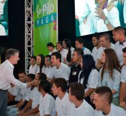 "Vamos a firmar la paz con las Farc, así que ustedes son de especial importancia para todo el pueblo colombiano", les dijo el Presidente a los jóvenes. Presidencia