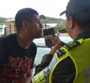 Tras aplicada la prueba de alcoholemia, el agente de Policía debe entregar una tirilla que emite el aparato. Archivo