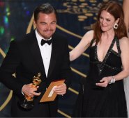 Leonardo DiCaprio recibió el galardón a mejor actor. AFP