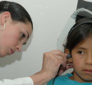 Del 60% de casos evitables, el 31% se debe a enfermedades como el sarampión, paperas, rubeola o meningitis. Archivo