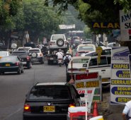 Este es el aspecto que presentaba ayer la calle 0 del barrio La Merced, en donde a los peatones ya no les queda espacios para su libre movilidad. Luis Alfredo Estévez