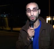 Esta imagen tomada de un video el 26 de marzo muestra a Faycal Cheffou, uno de los principales sospechosos de los ataques de Bruselas, hablando en un video publicado en YouTube en 2014 en el que él mismo llama un periodista independiente exigiendo a las autoridades que respeten los derechos los solicitantes de asilo. AFP