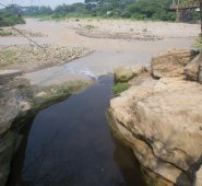Las aguas negras de la quebrada contrastan con las del río Zulia, que al final se queda con los desechos de empresas coquizadoras y de grandes barrios de Cúcuta. Juan Pablo Bayona