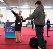 Un empleado de la Aerolínea Brussels informa a un pasajero en una zona de registro temporal, este 3 de abril en el aeropuerto de Bruselas en Zaventem, en su día de reapertura. AFP