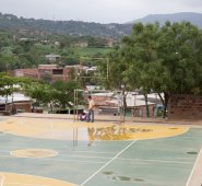 Desde el año pasado, la comunidad espera la restauración de los tableros de la cancha de baloncesto. Juan Pablo Cohen
