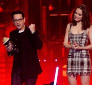 Daisy Ridley y el director, J.J. Abrams, aceptaron el trofeo dorado con forma de cubo con palomitas. AFP