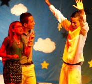 El grupo La Torre, del Instituto Salesiano, fue el encargado de abrir el festival con la obra ‘El cielo está hecho un infierno’. César Obando