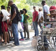 Hasta el parque Lineal llegan periódicamente cucuteños de buen corazón a compartir alimentos, ropa y útiles de aseo a los habitantes de la calle. Esta es la única ayuda que tiene por el momento dicha población. Alfredo Estévez