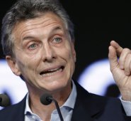 Buscan determinar si ha cometido irregularidades con dos empresas de ultramar. AP