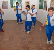 En La Bagatela, la artista Rosa Delia Duarte promueve los juegos tradicionales en jóvenes. Edinsson Figueroa