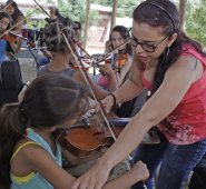 El violín es el preferido por los niños que, después de la teoría musical, pasan por los tres instrumentos hasta escoger con el que más se identifican. Mario Caicedo