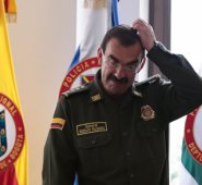 Según el fallo judicial, no se vulneraron los derechos del general retirado y los de su familia al utilizar una fotografía sin su permiso o autorización expresa, en la portada del libro. Colprensa